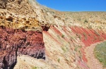 Светлый галечник мелового периода и темно-красные вулканические отложения перми. Илийская долина